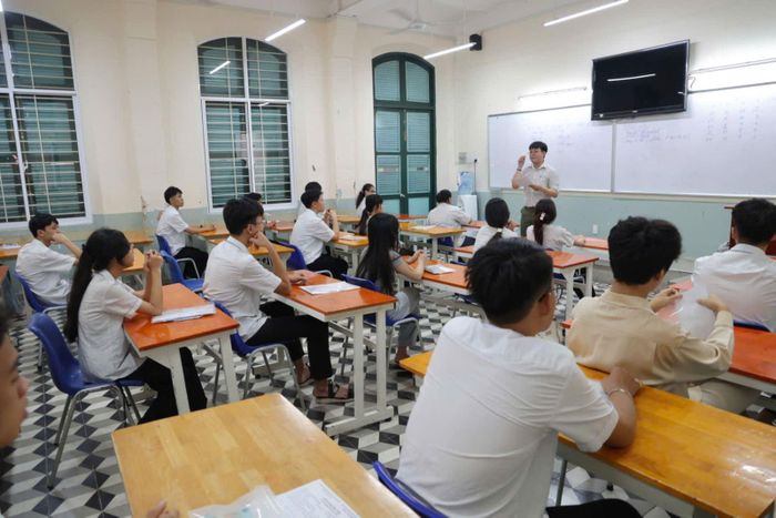 Phổ biến quy chế thi.