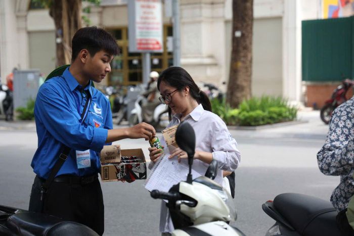 Thanh niên tình nguyện hỗ trợ phát nước cho thí sinh.