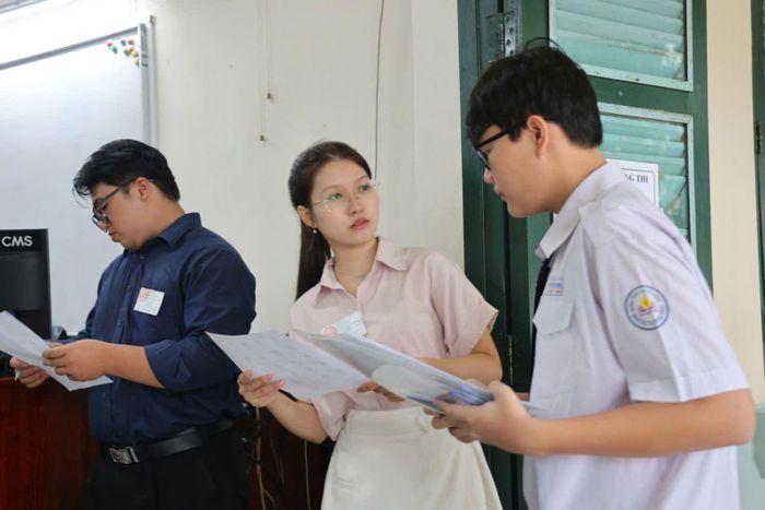 Thí sinh làm thủ tục dự thi.