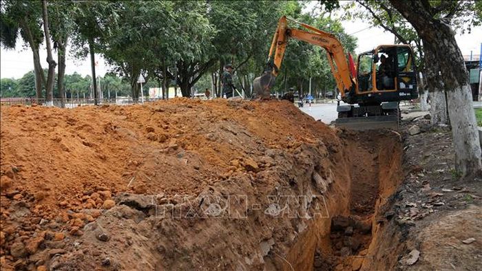 Lực lượng chức năng tiến hành đào rãnh thăm dò dọc đường Trường Chinh (Quảng Ngãi).