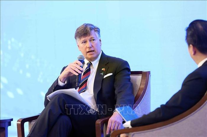 Diễn giả Christopher Landau, Thứ trưởng Ngoại giao Hoa Kỳ phát biểu. Ảnh: An Đăng/TTXVN