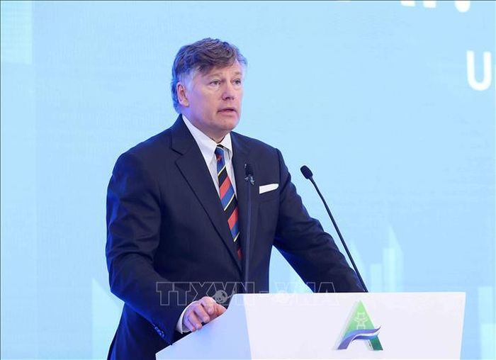 Diễn giả Christopher Landau, Thứ trưởng Ngoại giao Hoa Kỳ phát biểu. Ảnh: An Đăng/TTXVN