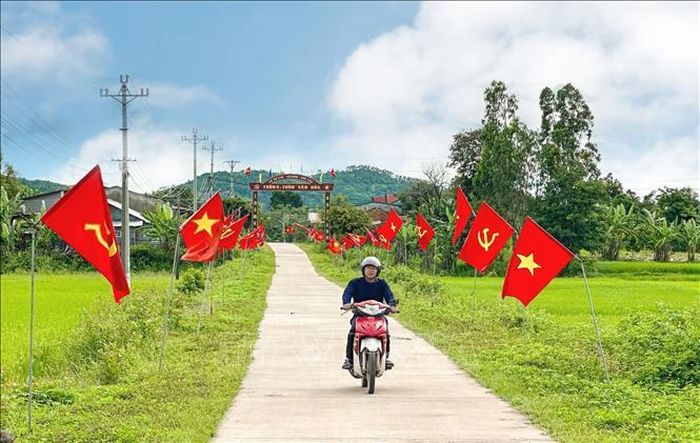 Treo cờ dịp lễ tết. Ảnh: TTXVN