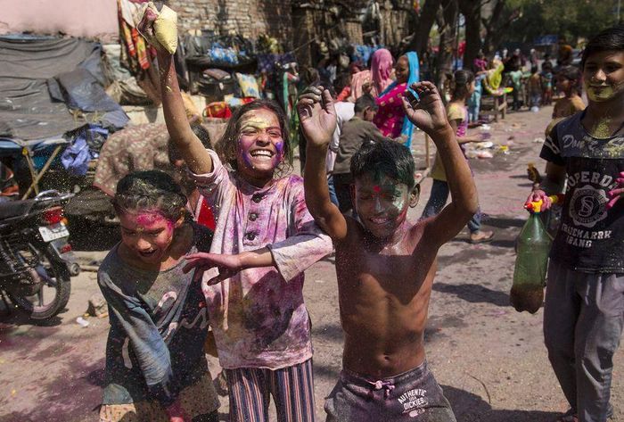 Trẻ em Ấn Độ trong lễ hội Holi ở New Delhi. Ảnh: Tân Hoa xã