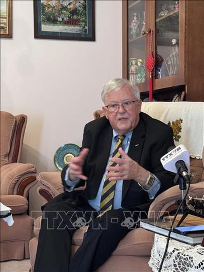 Giáo sư Carl Thayer thuộc Học viện Quốc phòng Australia, Đại học New South Wales trả lời phỏng vấn của phóng viên TTXVN tại Australia. Ảnh: Lê Đạt/PV TTXVN tại Australia