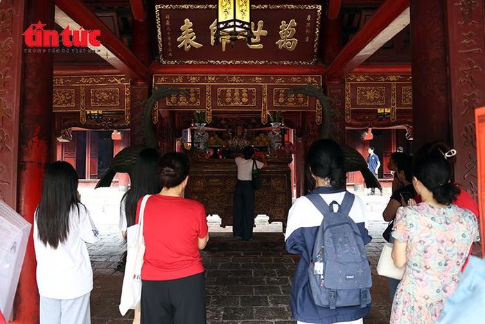 Học sinh và phụ huynh dâng hương tại Văn Miếu - Quốc Tử Giám, cầu mong kỳ thi tốt nghiệp THPT năm 2026 diễn ra thuận lợi.