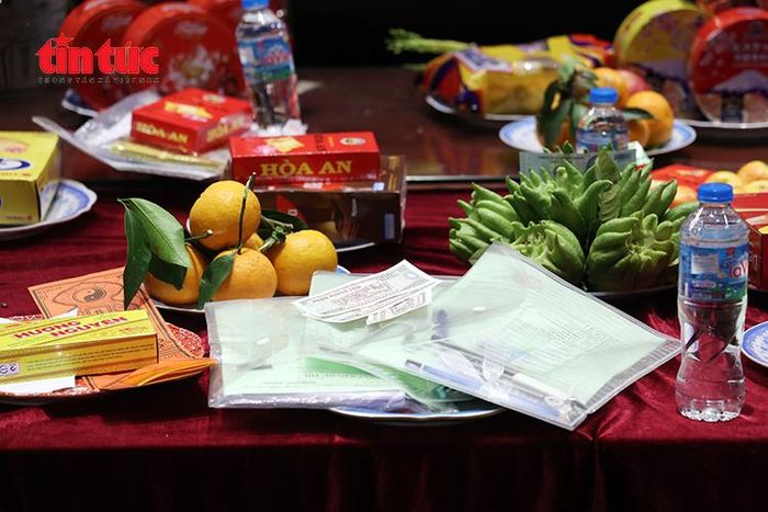 Lễ vật, giấy báo dự thi và đồ dùng học tập được học sinh đặt trang trọng trên bàn lễ.