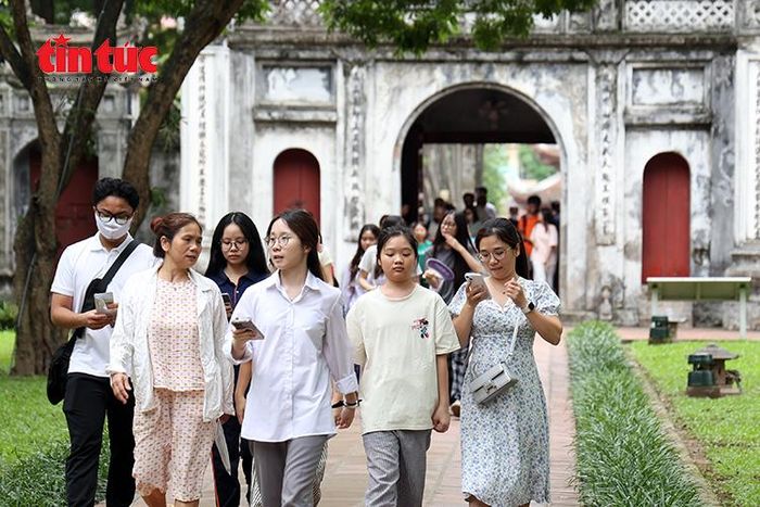Chiều 10/6, Văn Miếu - Quốc Tử Giám đông học sinh, phụ huynh đến dâng hương trước kỳ thi tốt nghiệp THPT.