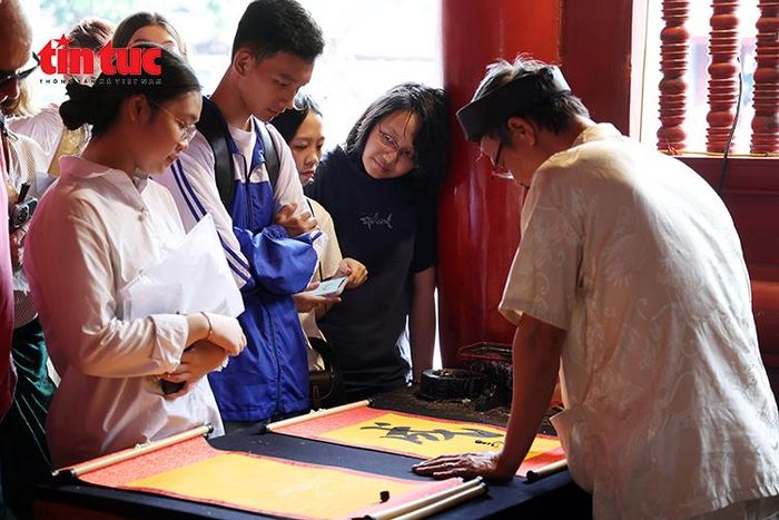 Nhiều học sinh xin chữ tại Văn Miếu - Quốc Tử Giám với mong muốn có thêm động lực và sự tự tin trước kỳ thi.