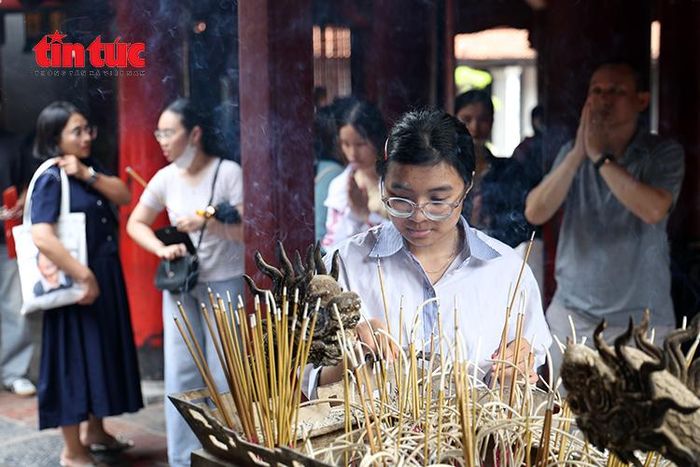 Sĩ tử thắp hương tại Văn Miếu - Quốc Tử Giám, gửi gắm kỳ vọng đạt kết quả tốt trong kỳ thi tốt nghiệp THPT năm 2026.