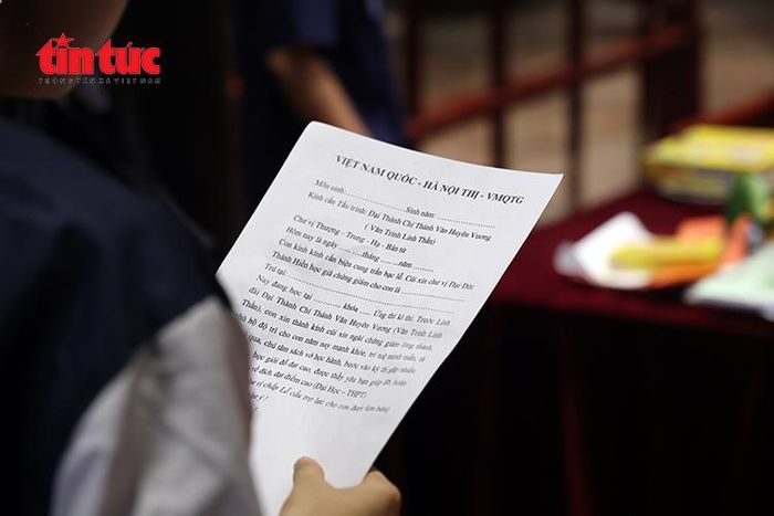 Một học sinh đọc bài văn khấn, thành tâm cầu mong kỳ thi diễn ra thuận lợi.