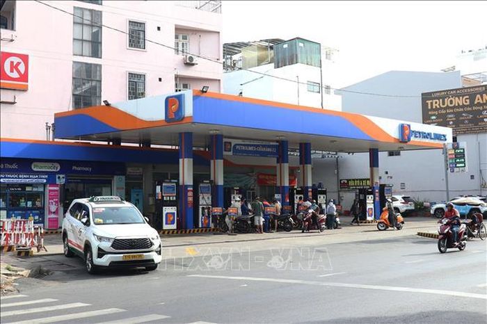 Đông đảo người dân đổ xăng E10 RON 95-V tại cửa hàng Petrolimex tại số 32 trên đường Hùng Vương, phường Vườn Lài, TP Hồ Chí Minh. Ảnh: Thanh Vũ/TTXVN