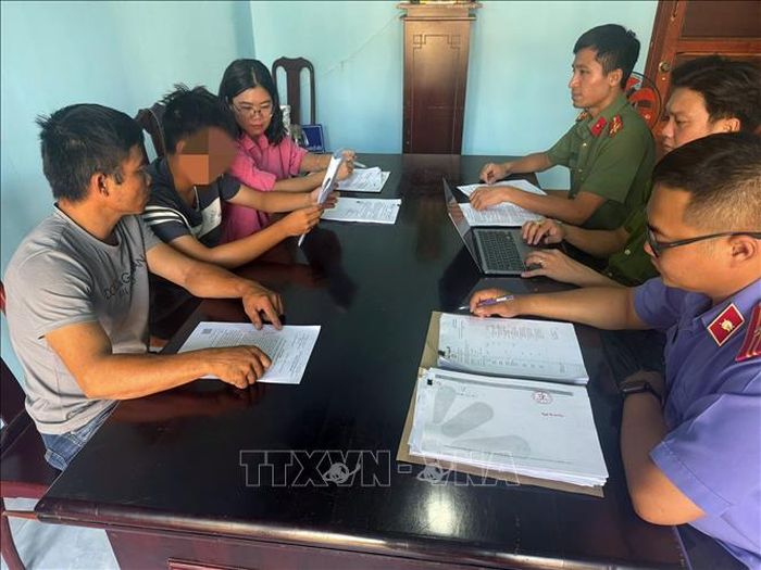 Các lực lượng cơ quan điều tra làm việc với đối tượng N.H.A. cùng người giám hộ. Ảnh TTXVN phát