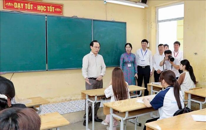 Bộ trưởng Bộ Giáo dục và Đào tạo Hoàng Minh Sơn động viên thí sinh thi tốt nghiệp THPT 2026. Ảnh: Thanh Tùng/TTXVN