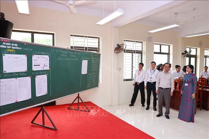 Đại diện Hội đồng thi tại điểm thi Trường THPT Nguyễn Du (xã Thanh Oai, Hà Nội) báo cáo về công tác tổ chức kỳ thi. Ảnh: Thanh Tùng/TTXVN