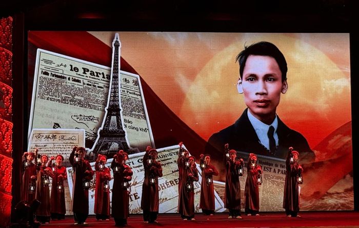 Tiết mục biểu diễn trong chương trình nghệ thuật đặc biệt kỷ niệm 115 năm ngày Bác Hồ ra đi tìm đường cứu nước.