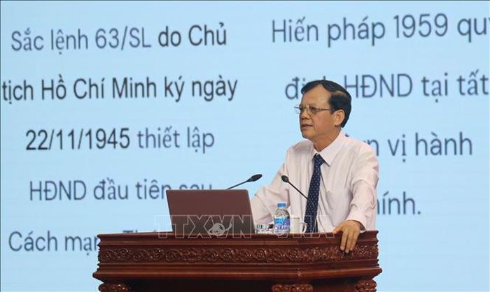 Báo cáo viên Lê Hải Đường, Nguyên Phó Viện trưởng Viện Nghiên cứu lập pháp truyền đạt "Chuyên đề 1: Tổng quan về Hội đồng nhân dân và chính quyền địa phương" tại hội nghị. Ảnh: Nguyễn Công Hải/TTXVN