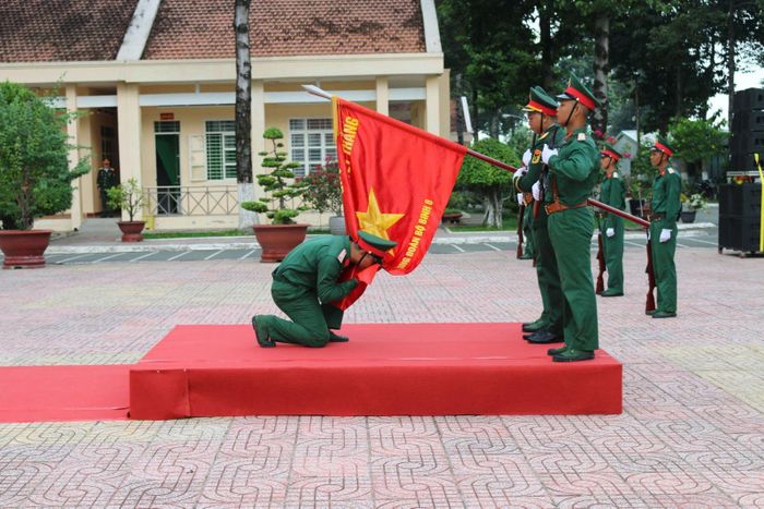 Nghi thức hôn quân kỳ.