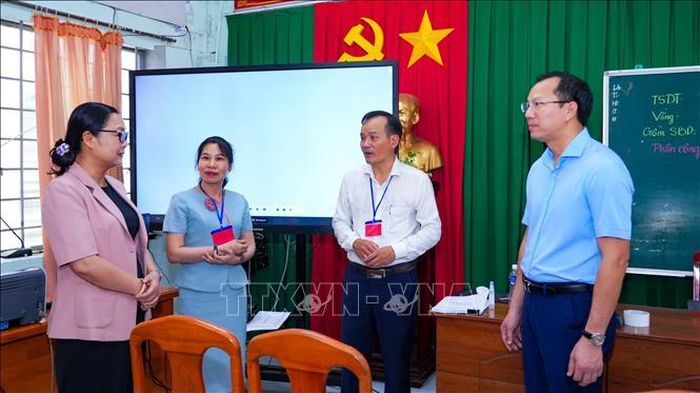 Thứ trưởng Bộ Giáo dục và Đào tạo Nguyễn Thị Quyên Thanh (bìa trái) kiểm tra công tác chuẩn bị cơ sở vật chất phục vụ Kỳ thi tốt nghiệp THPT năm 2026 tại Trường THPT Trần Phú, xã Tân Biên, tỉnh Tây Ninh.