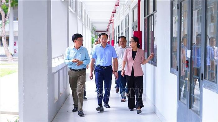 Thứ trưởng Bộ Giáo dục và Đào tạo Nguyễn Thị Quyên Thanh cùng lãnh đạo tỉnh Tây Ninh kiểm tra thực tế công tác chuẩn bị cho Kỳ thi tốt nghiệp THPT năm 2026 tại Trường THPT Trần Phú.