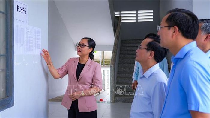 Thứ trưởng Bộ Giáo dục và Đào tạo Nguyễn Thị Quyên Thanh, kiểm tra sơ đồ bố trí phòng thi và công tác chuẩn bị tại Điểm thi Trường THPT Trần Phú, xã Tân Biên, tỉnh Tây Ninh.