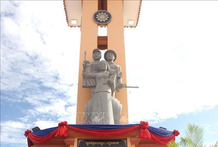 Công trình Đài Hữu nghị Campuchia - Việt Nam tại tỉnh Pursat cao 21m với cụm tượng đài biểu tượng cao 3,2m. Ảnh: Minh Hưng/PV TTXVN tại Campuchia