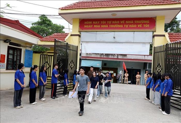 Điểm thi tại Trường THPT Cao Lộc, Lạng Sơn luôn có đội hình tình nguyện của đoàn viên thanh niên chào đón, sẵn sàng hỗ trợ thí sinh trong những ngày thi. Ảnh: Văn Đạt/TTXVN