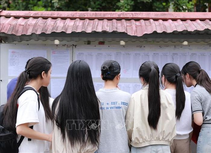 Thí sinh xem số báo danh và phòng thi tại điểm thi Trường THPT Phong Thổ, điểm thi trường Mường So, tỉnh Lai Châu. Ảnh: Quý Trung/TTXVN
