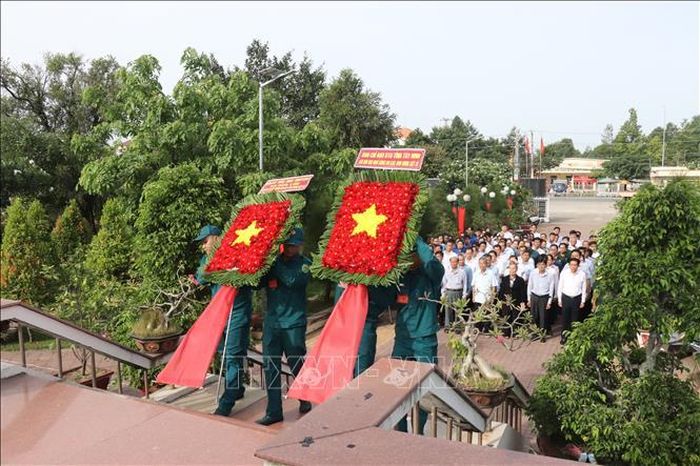 Đại biểu dâng hoa tại Nghĩa trang liệt sỹ Bến Lức trước lễ phát động. Ảnh: Đức Hạnh/TTXVN