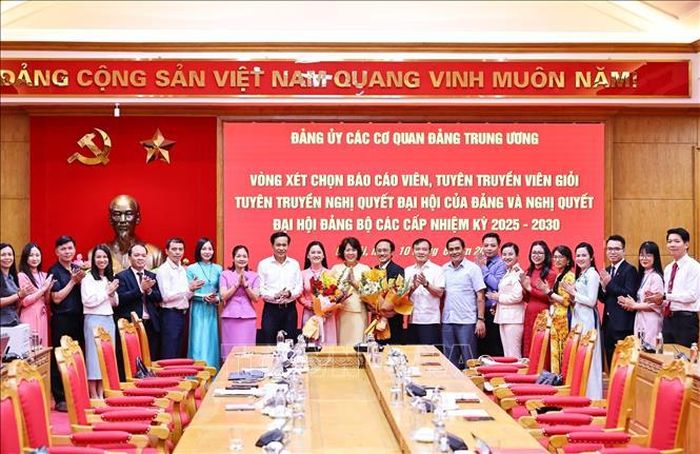 Đồng chí Nguyễn Thị Hoàng Vân, Phó Bí thư Đảng ủy các cơ quan Đảng Trung ương cùng các báo cáo viên. Ảnh: Minh Đức/TTXVN