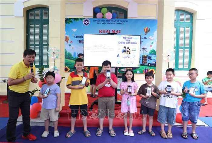Một số thiếu nhi ứng dụng trí tuệ nhân tạo trên điện thoại di động để tạo nên các thông điệp hữu ích về bảo vệ trẻ em.