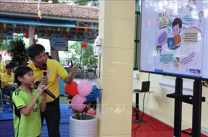 Trẻ em Khánh Hòa tham gia đọc sách và được người lớn hướng dẫn cách bảo vệ bản thân an toàn trên không gian số.