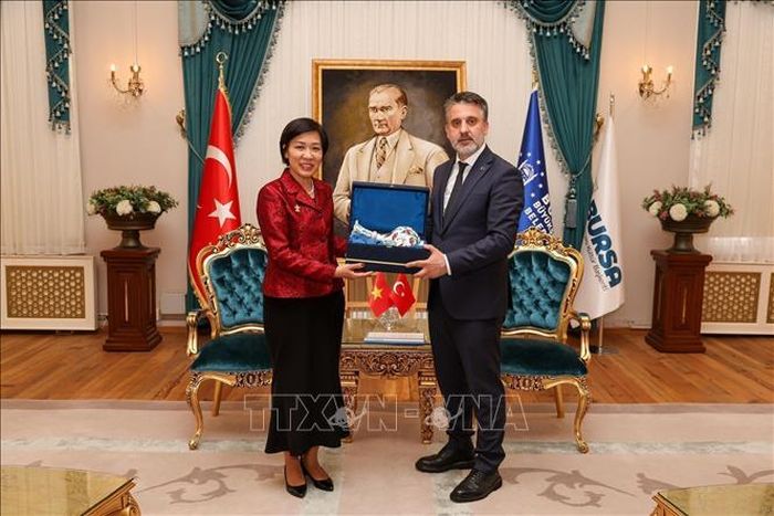 Đại sứ Đặng Thị Thu Hà gặp Thị trưởng Bursa, Şahin Biba. Ảnh: TTXVN phát
