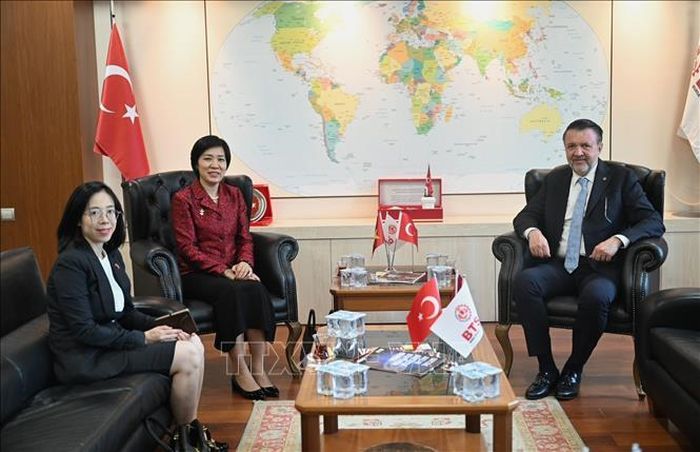 Đại sứ Đặng Thị Thu Hà gặp Phó Chủ tịch Phòng Công nghiệp và Thương mại Bursa, Cüneyt Şener. Sự kiện đoàn doanh nghiệp Bursa tới Việt Nam vào tháng 8 tới đây là minh chứng rõ nét cho dư địa hợp tác còn rất lớn giữa hai bên, là cơ hội tốt để hai bên hiện thực hóa các cam kết, biến tiềm năng thành các dự án đầu tư và thương mại cụ thể. Ảnh: TTXVN phát