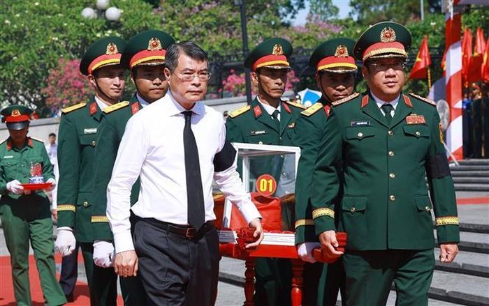Thủ tướng Lê Minh Hưng dự lễ truy điệu, an táng hài cốt liệt sĩ Quân tình nguyện và chuyên gia Việt Nam tại Nghĩa trang liệt sĩ Quốc gia Đường 9 (Quảng Trị). Ảnh: Dương Giang – TTXVN