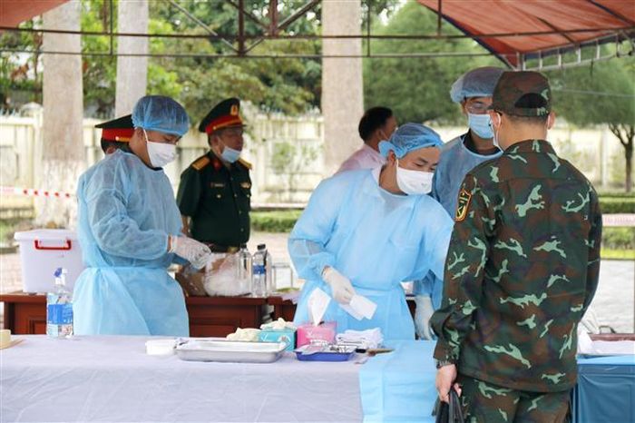 Đơn vị nghiệp vụ triển khai lấy mẫu hài cốt liệt sĩ đối với mộ chưa xác định được thông tin tại nghĩa trang liệt sĩ xã Đức Linh (Lâm Đồng). Ảnh: Nguyễn Thanh - TTXVN