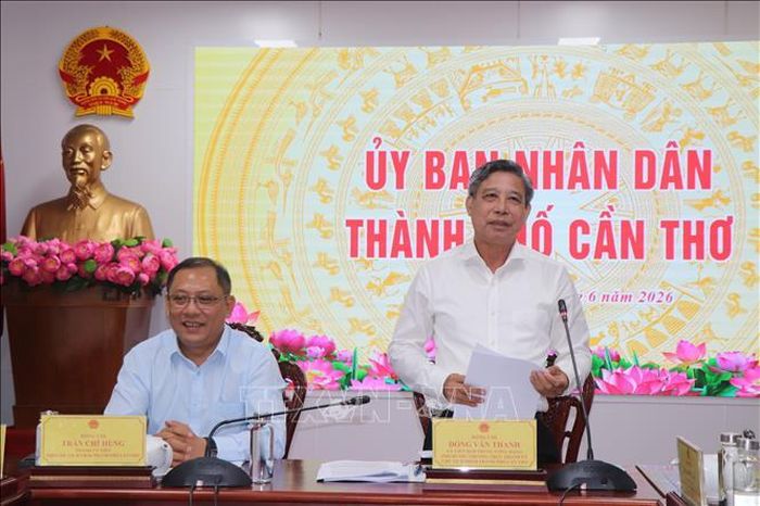 Phó Bí thư Thường trực Thành ủy Cần Thơ Đồng Văn Thanh chỉ đạo công tác xử lý rác thải rắn trên địa bàn thành phố.