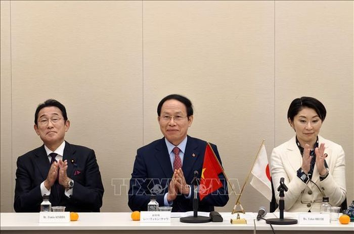 Tham dự buổi làm việc có nguyên Thủ tướng Nhật Bản Fumio Kishida. Ảnh: Bùi Hà/TTXVN
