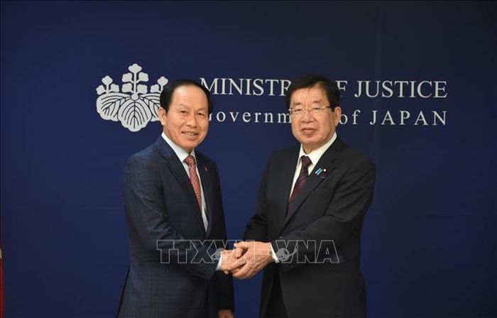 Bộ trưởng Bộ Tư pháp Nhật Bản Hiraguchi Hiroshi chào mừng Phó Thủ tướng Chính phủ Lê Tiến Châu đến Nhật Bản. Ảnh: Nguyễn Tuyến/TTXVN