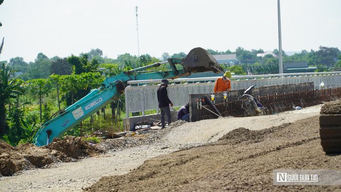 Ông Lê Minh Tiến, Giám đốc Ban Quản lý dự án Đầu tư xây dựng khu vực Hàm Thuận Bắc, cho biết, chủ đầu tư đang phối hợp với các đơn vị liên quan tập trung tháo gỡ các vướng mắc còn lại về mặt bằng, đồng thời đôn đốc nhà thầu đẩy nhanh tiến độ thi công, phấn đấu hoàn thành các mục tiêu giải ngân và tiến độ theo kế hoạch đã đề ra. Cũng theo ông Tiến, công trình dự án đường từ trung tâm Hàm Thuận Bắc đi Quốc lộ 1 phấn đấu hoàn thành vào cuối tháng 12/2026.