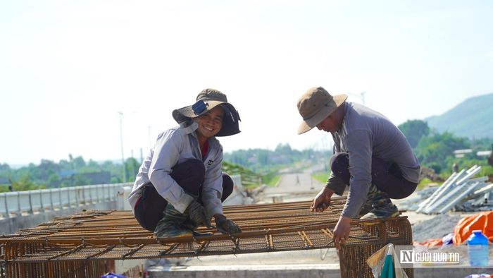 Các công nhân đang thi công trên cầu.