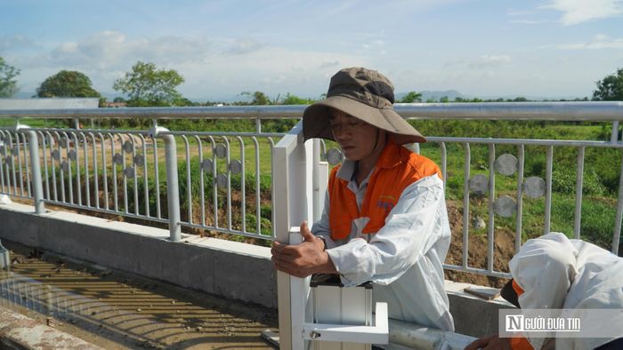 Các đơn vị đang thi công điện chiếu sáng.