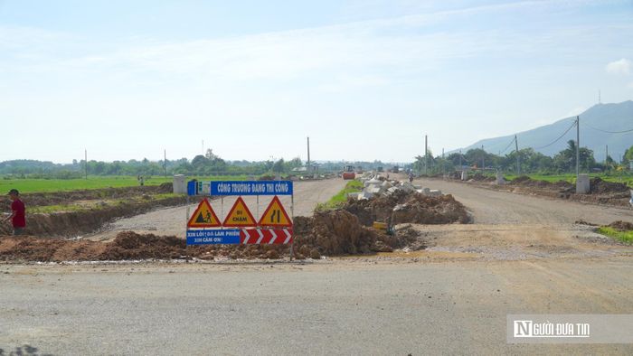 Các hạng mục hạ tầng kỹ thuật được triển khai đồng bộ nhằm nâng cao chất lượng khai thác công trình sau khi hoàn thành, góp phần chỉnh trang đô thị và bảo đảm an toàn giao thông trên tuyến.