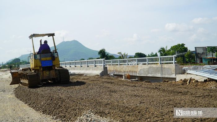 Phần lớn các hộ dân trong vùng dự án đã nhận tiền bồi thường, tạo điều kiện thuận lợi cho công tác thi công. Theo chủ đầu tư, đến nay đã có 187/191 hộ dân được chi trả bồi thường, hỗ trợ. Hiện còn 3 trường hợp với 4 hộ dân chưa thống nhất nhận tiền đền bù.