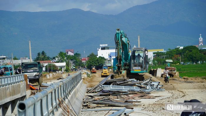Ông Nguyễn Trọng Việt - Phó Chủ tịch UBND xã Hàm Thuận - cho biết, để đẩy nhanh công tác giải phóng mặt bằng, Đảng ủy xã đã thành lập Ban Chỉ đạo cùng 4 tổ công tác trực tiếp xuống địa bàn tuyên truyền, vận động người dân đồng thuận với chủ trương thực hiện dự án. “Qua quá trình tuyên truyền, vận động, hầu hết bà con đều rất phấn khởi, chấp hành tốt chủ trương của Nhà nước và tích cực phối hợp cùng địa phương triển khai dự án”, ông Việt chia sẻ.
