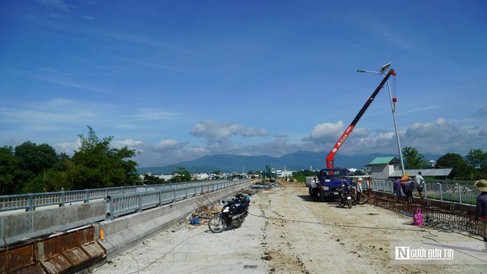 Cùng với phần đường giao thông, các hạng mục cấp nước và điện chiếu sáng cũng đang được thi công song song.