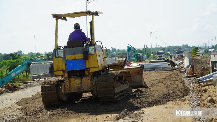 Ông Nguyễn Trọng Việt, Phó Chủ tịch UBND xã Hàm Thuận, cho biết, dự án đường từ trung tâm huyện Hàm Thuận Bắc đi Quốc lộ 1 có mục tiêu rõ ràng là phục vụ dân sinh, tạo động lực phát triển kinh tế và mở rộng không gian phát triển cho địa phương. Ông Việt cho biết, khi hoàn thành, tuyến đường sẽ góp phần tăng cường kết nối giao thương với các xã lân cận, tạo điều kiện thuận lợi cho hoạt động sản xuất, kinh doanh và thúc đẩy phát triển kinh tế - xã hội trên địa bàn. Đặc biệt, dự án còn có ý nghĩa quan trọng trong việc tháo gỡ điểm nghẽn về hạ tầng giao thông khi kết nối với nút giao cao tốc và Quốc lộ 1, giúp nâng cao năng lực lưu thông hàng hóa, đáp ứng nhu cầu đi lại của người dân.