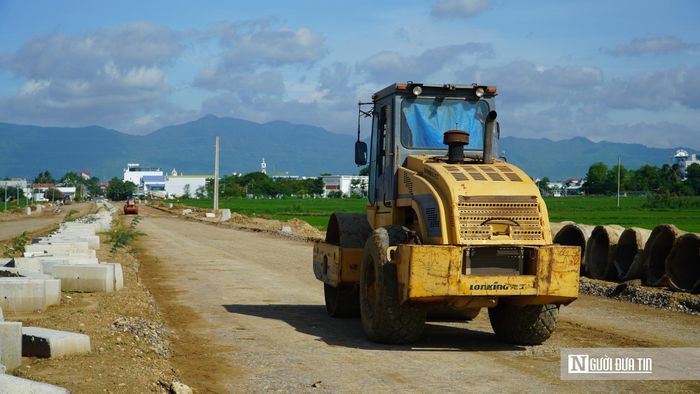Các đơn vị thi công triển khai đồng thời nhiều mũi thi công trên tuyến. Theo Ban Quản lý dự án Đầu tư xây dựng khu vực Hàm Thuận Bắc, đến nay, khối lượng thi công toàn dự án ước đạt khoảng 75%. Các nhà thầu đang tiếp tục hoàn thiện nền đường, hệ thống thoát nước nhằm bảo đảm tiến độ chung của công trình.