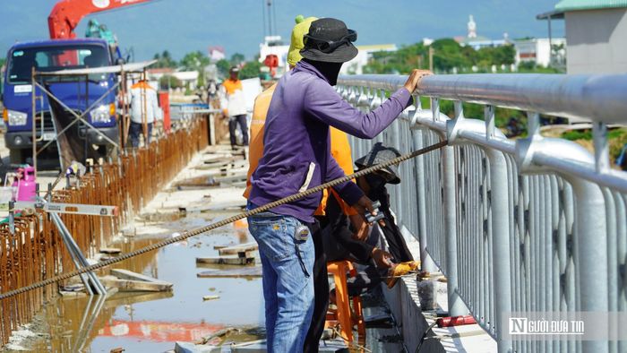Hạng mục cầu trên tuyến đang được các đơn vị tập trung thi công bản mặt cầu, từng bước hoàn thiện kết cấu công trình.