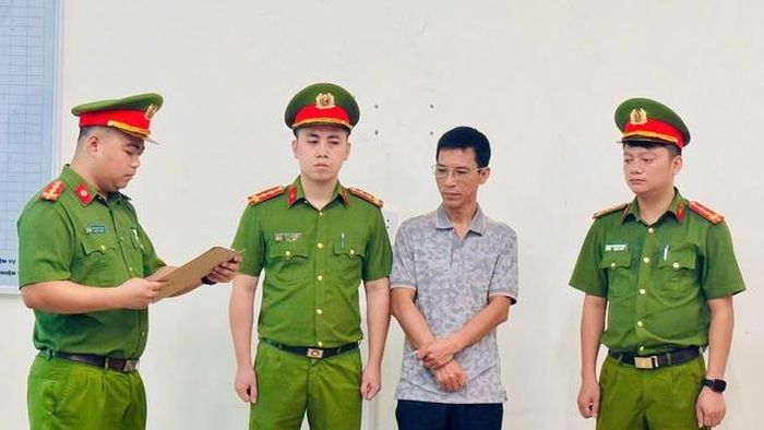 Cơ quan CSĐT Công an tỉnh thi hành lệnh bắt bị can để tạm giam đối với Nguyễn Quốc Trinh. Ảnh: Công an tỉnh Lào Cai.